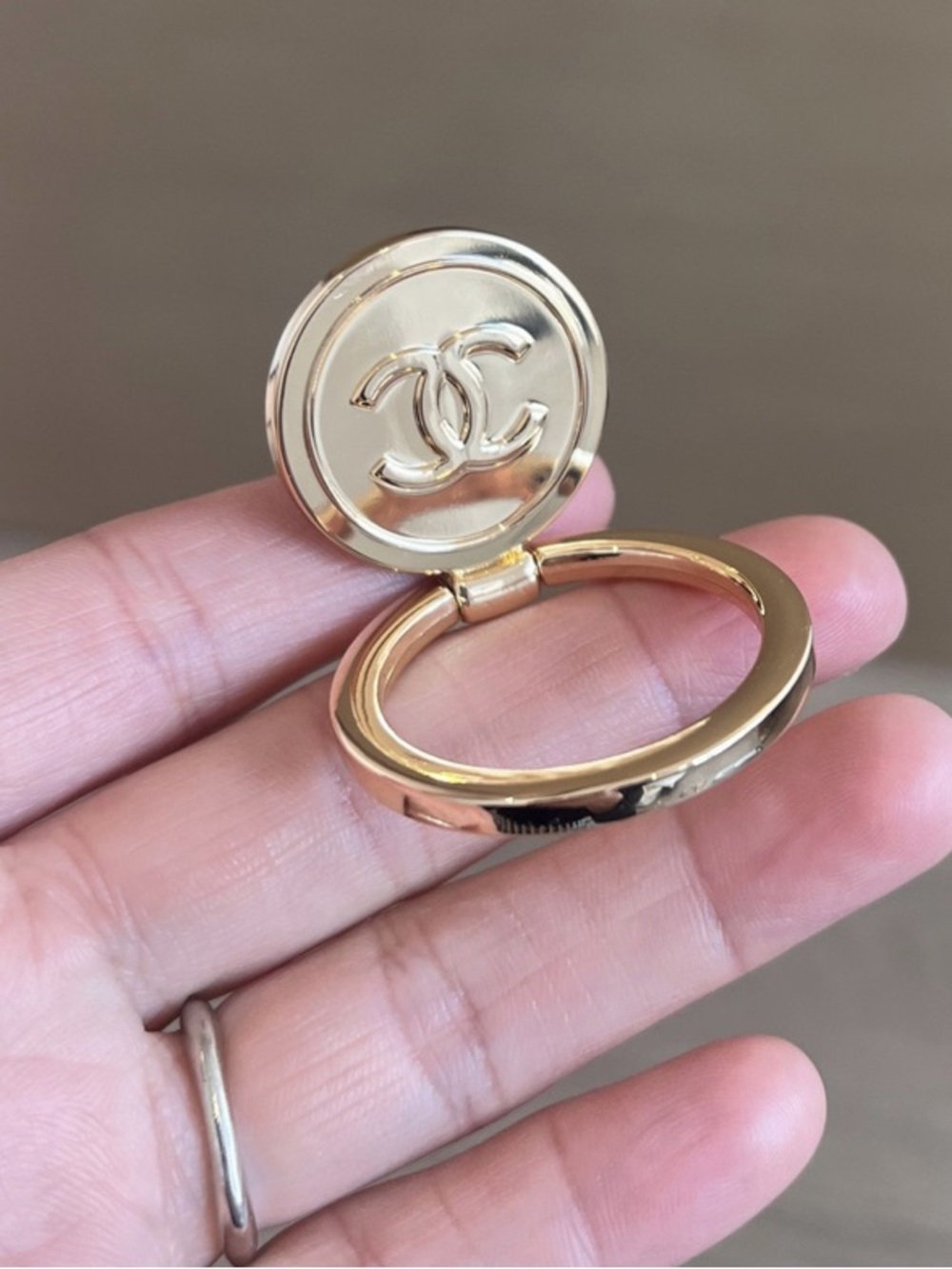 Chanel Beaute Gold Phone Ring Holder - Picture 7 of 7